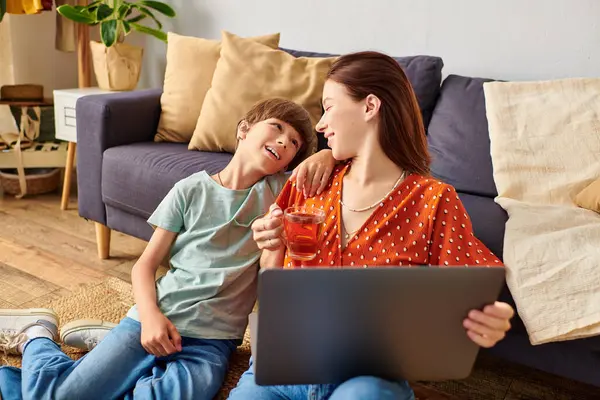 Uma mãe compartilha tempo precioso com seu filho deficiente auditivo enquanto desfruta de bebidas. — Fotografia de Stock