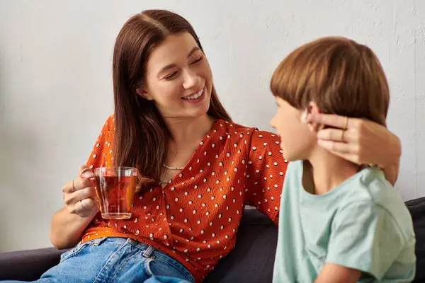 Une mère et son fils malentendants profitent d'une conversation sincère et d'un thé ensemble. — Photo de stock