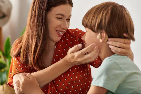 A loving mother engages with her hearing impaired son, fostering connection and joy. — Stock Photo