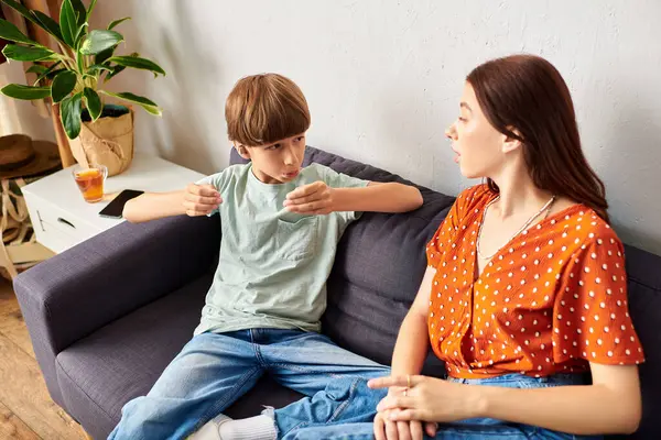 Eine Mutter kommuniziert während eines gemütlichen Tages im Haus liebevoll mit ihrem schwerhörigen Sohn. — Stock Photo