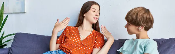 Eine Mutter interagiert liebevoll mit ihrem schwerhörigen Sohn, fördert Verbindung und Freude. — Stockfoto