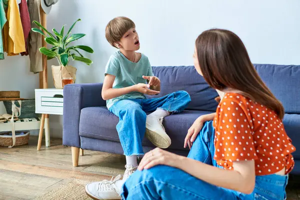 Mãe e filho se unem enquanto se envolvem em uma conversa sincera. — Fotografia de Stock