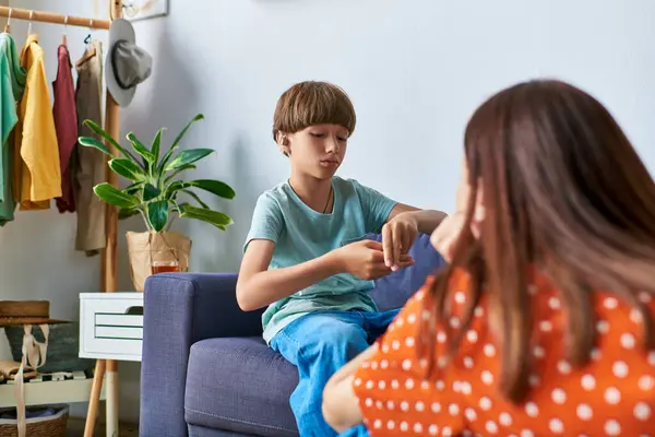 Une mère et son fils malentendants profiter de temps de qualité ensemble. — Photo de stock