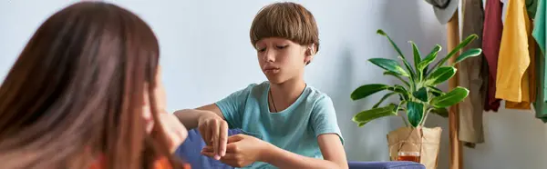 A mother and her son enjoy quality time together in a cozy setting. — Stock Photo