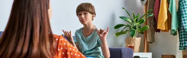 Uma mãe gosta de uma conversa calorosa com seu filho usando a linguagem gestual. — Fotografia de Stock