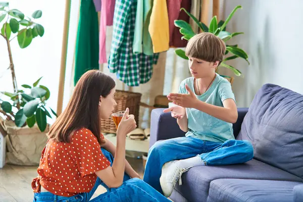 Une mère aimante et son fils s'engagent dans une communication et une connexion ludiques. — Photo de stock