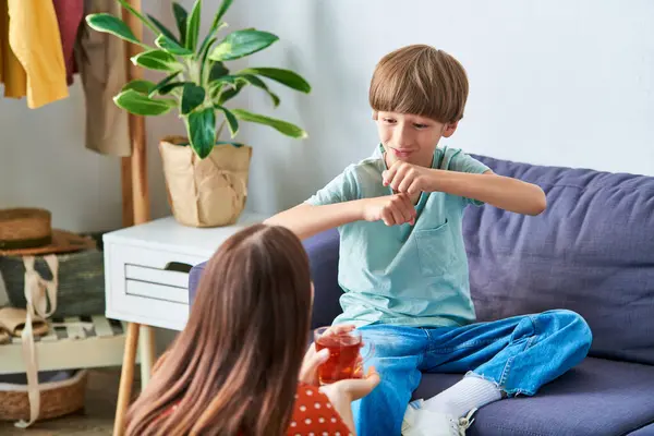 Eine Mutter und ihr Sohn teilen einen Moment der spielerischen Interaktion zu Hause. — Stock Photo