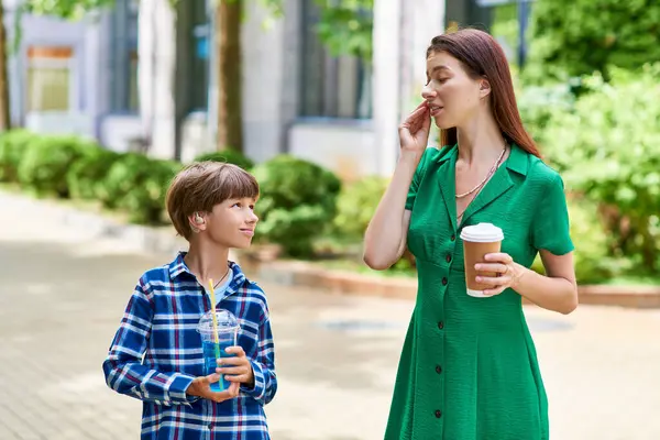 Mutter und ihr hörgeschädigter Sohn genießen gemeinsam einen sonnigen Tag im Park. — Stockfoto