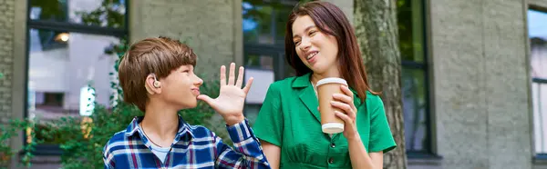 Eine Mutter und ihr schwerhöriger Sohn teilen freudige Momente in einem sonnigen Park. — Stockfoto
