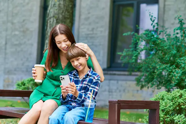 Eine Mutter und ihr hörgeschädigter Sohn genießen die gemeinsame Zeit im Freien. — Stockfoto