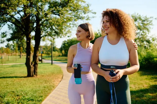 Joyful couple laughs and enjoys each other during a sunny park stroll. — Stock Photo