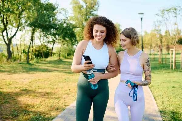 Любляча пара насолоджується прогулянкою, ділячись посмішками та сміхом. — стокове фото
