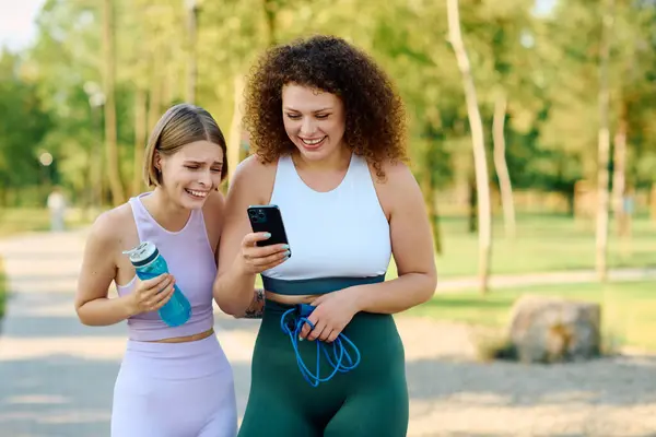 Ein glückliches Paar lacht bei einem sonnigen Nachmittag im Park. — Stock Photo