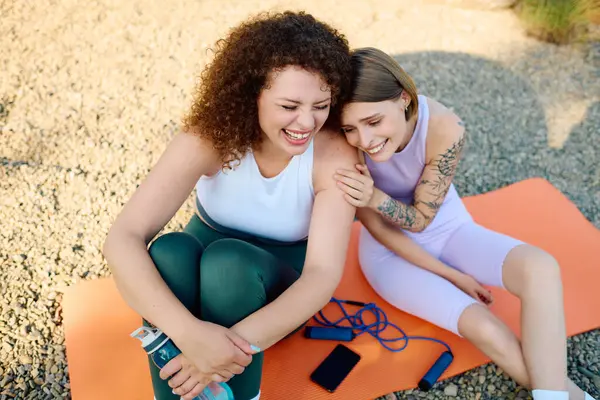 Two women share laughter and connection while relaxing outdoors. — Stock Photo