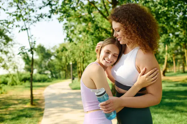 Una pareja amorosa se divierte en un parque sereno. — Stock Photo