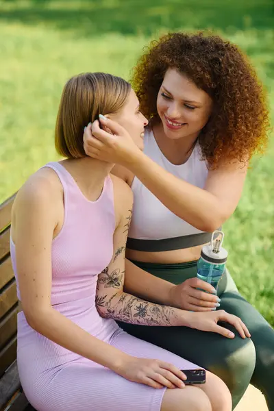 Ein schönes Paar teilt Lachen und Zuneigung an einem sonnigen Tag im Park. — Stockfoto