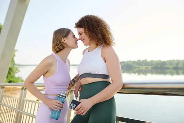 A joyful moment shared between two women in a beautiful park setting. — Stock Photo