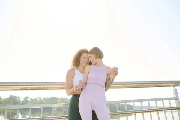 Two women share laughter and affection on a warm, sunny day. — Stock Photo