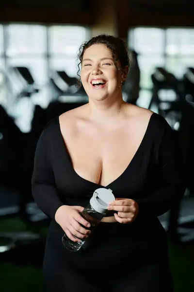 A young woman radiates happiness while working out in stylish active wear, embracing body positivity. — Stock Photo