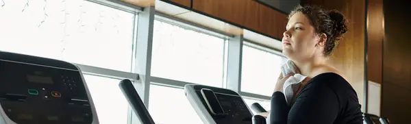 A young plus-size woman confidently engages in a workout, celebrating her strength and positivity. — Stock Photo