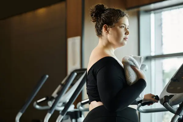 A confident young woman enjoys her workout, showcasing body positivity in stylish activewear. — Stock Photo