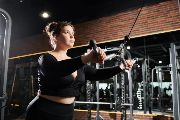 A young woman embraces body positivity as she engages in an empowering workout at the gym. — Stock Photo