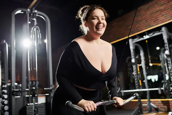 A plus-size woman radiates positivity as she confidently exercises in her gym gear. — Stock Photo