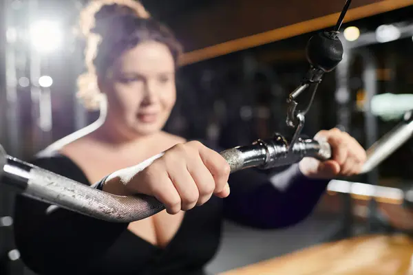 A confident plus-size woman engages in a workout, showcasing strength and positivity in her activewear. — Stock Photo