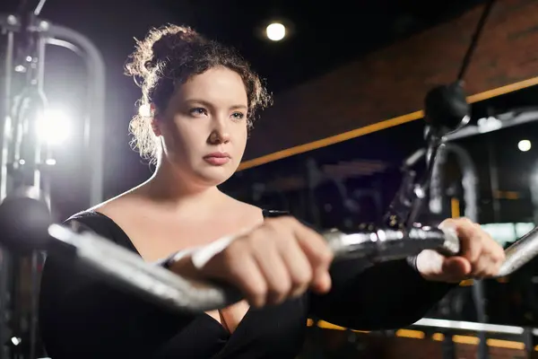 Uma jovem mulher confiantemente se envolve em uma sessão de treino, sentindo-se capacitada em seu desgaste ativo. — Fotografia de Stock