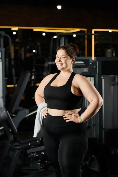 A confident young woman in active wear showcases her strength and determination while working out. — Stock Photo