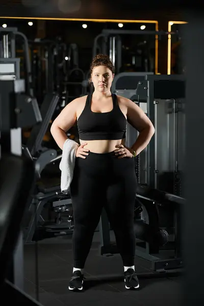 Женщина plus-size уверенно упражняется в активном ношении, способствуя позитивности тела и самолюбию. — стоковое фото