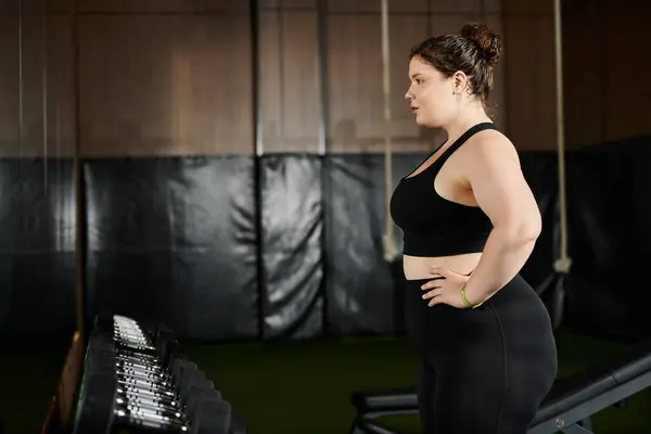 A plus-size woman engages in her fitness routine at the gym, embracing body positivity and strength. — Stock Photo