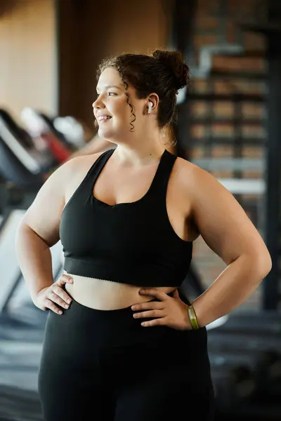 A confident young woman enjoys her workout, body positivity — Stock Photo