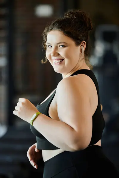 A confident young woman embraces her strength while working out in stylish active wear. — Stock Photo