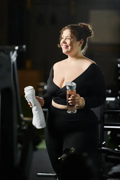 A confident young woman enjoys her workout in the gym, radiating body positivity and strength. — Stock Photo