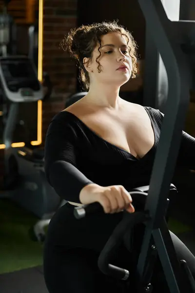 Una donna fiduciosa plus-size si concentra sul suo allenamento, promuovendo la positività del corpo e la forza. — Foto stock