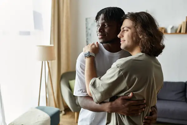 Dos parejas comparten un cálido abrazo en su sala de estar, irradiando amor y conexión. - foto de stock