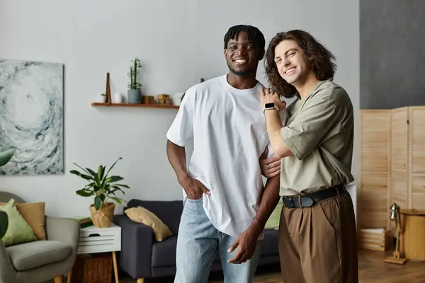 Dos parejas se abrazan felizmente, compartiendo un momento cálido en su acogedor espacio hogareño. - foto de stock
