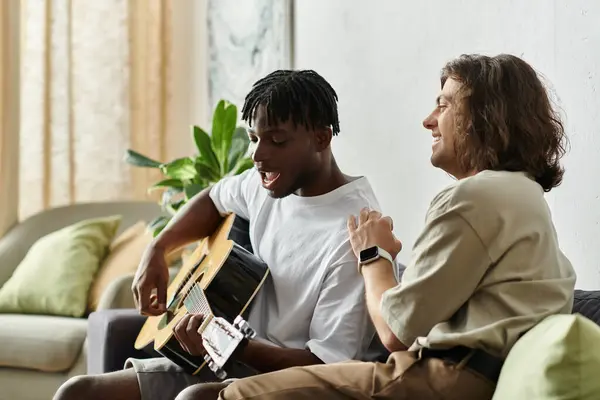 A couple shares laughter and melody in their cozy living room, creating lasting memories. — Stock Photo