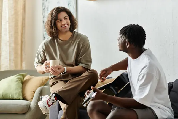 Due partner trascorrono un pomeriggio gioioso a casa, impegnati in una conversazione sincera e musica. — Foto stock