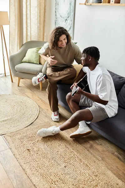 Two partners create beautiful memories at home, sharing music and laughter in a cozy setting. — Stock Photo