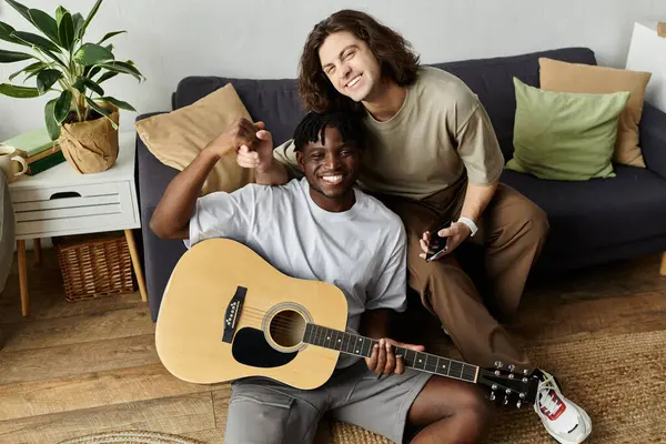 A couple shares laughter and music in their cozy living room, creating a warm atmosphere. — Stock Photo