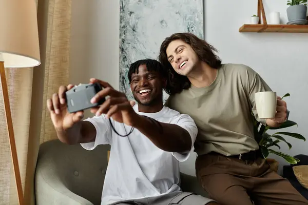 Two partners share a delightful moment capturing joyful memories while relaxing at home. — Stock Photo