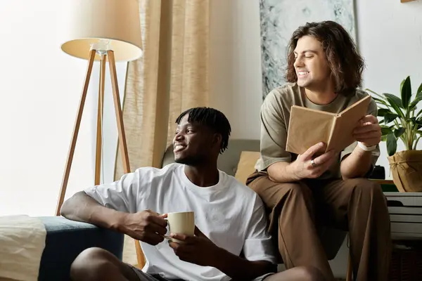 A joyful couple relaxes together, sharing love and laughter while enjoying a quiet afternoon. — Stock Photo