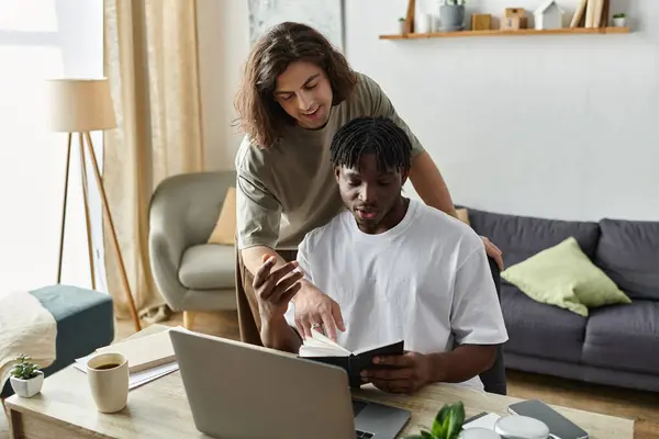 Deux partenaires créent une atmosphère chaleureuse à la maison, partageant un moment autour d'un livre. — Stock Photo