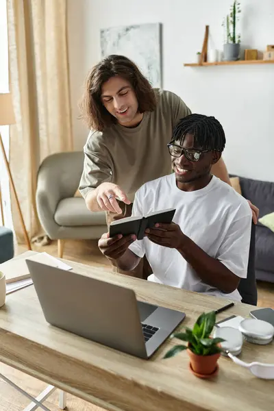 Zwei Partner genießen einen herzlichen Moment beim Betrachten eines gemeinsamen Albums in ihrem gemütlichen Zuhause. — Stockfoto