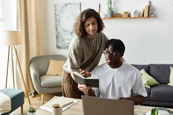 The couple enjoys a cozy afternoon, one reading while the other assists with a book. — Stock Photo