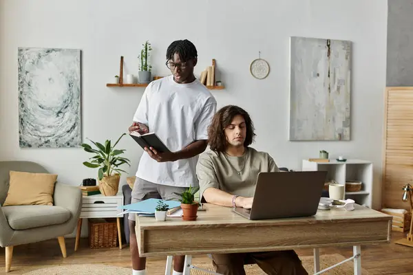 Due partner si divertono mentre lavorano a progetti nel loro invitante home office. — Foto stock