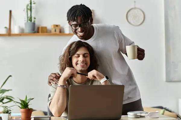 Two men engaging in lighthearted conversation while enjoying each other at home. — Stock Photo
