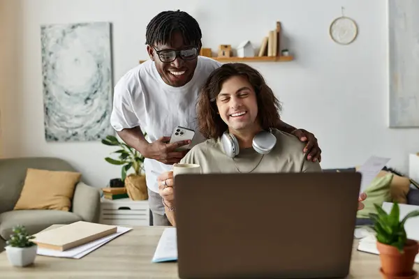 A joyful couple shares a moment at home, engaging in work while supporting each other. — Stock Photo